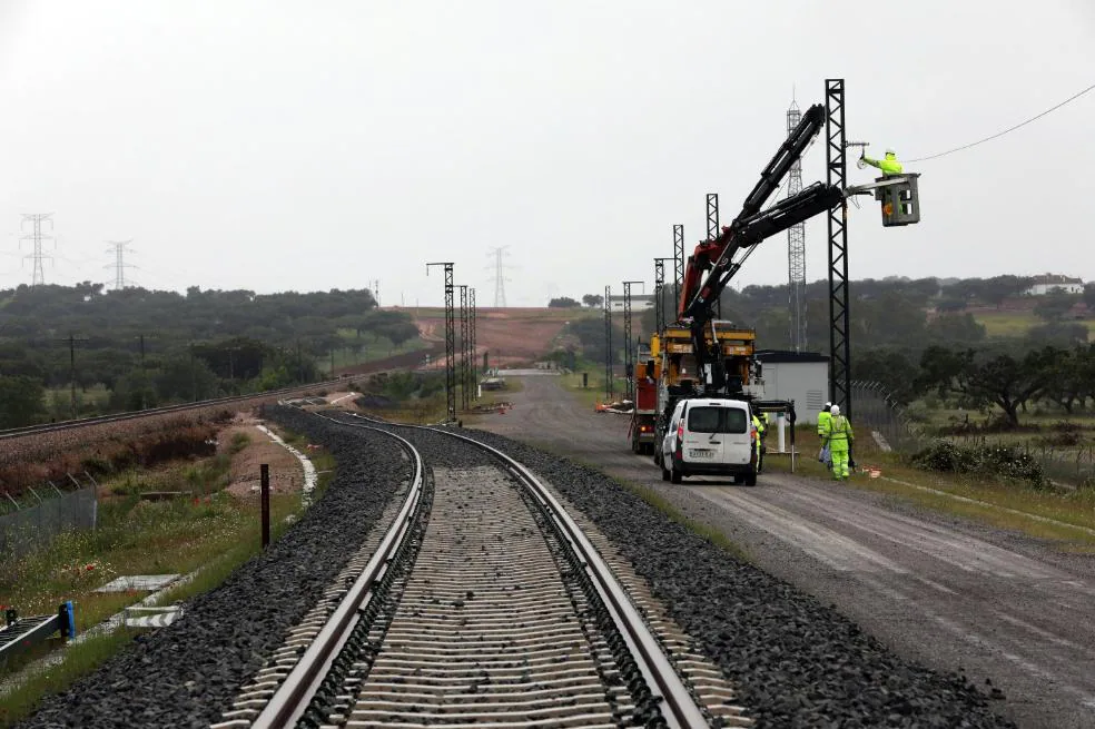 Obras de electrificación junto al ramal de acceso a Mérida. 