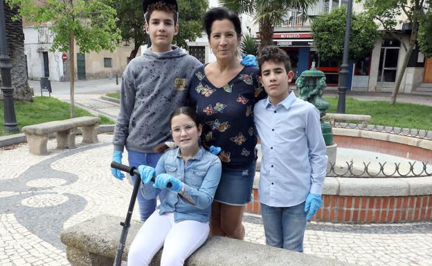 Ana Galán dando el paseo permitido por el Gobierno con sus hijos. 