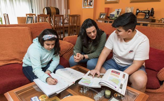 Elena haciendo los deberes junto a sus hijos. 