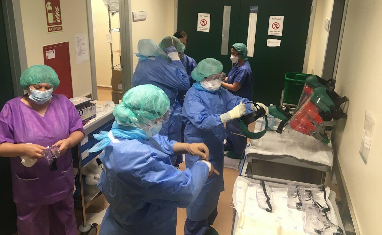 Profesionales del SES preparándose para atender a pacientes con COVID-19.