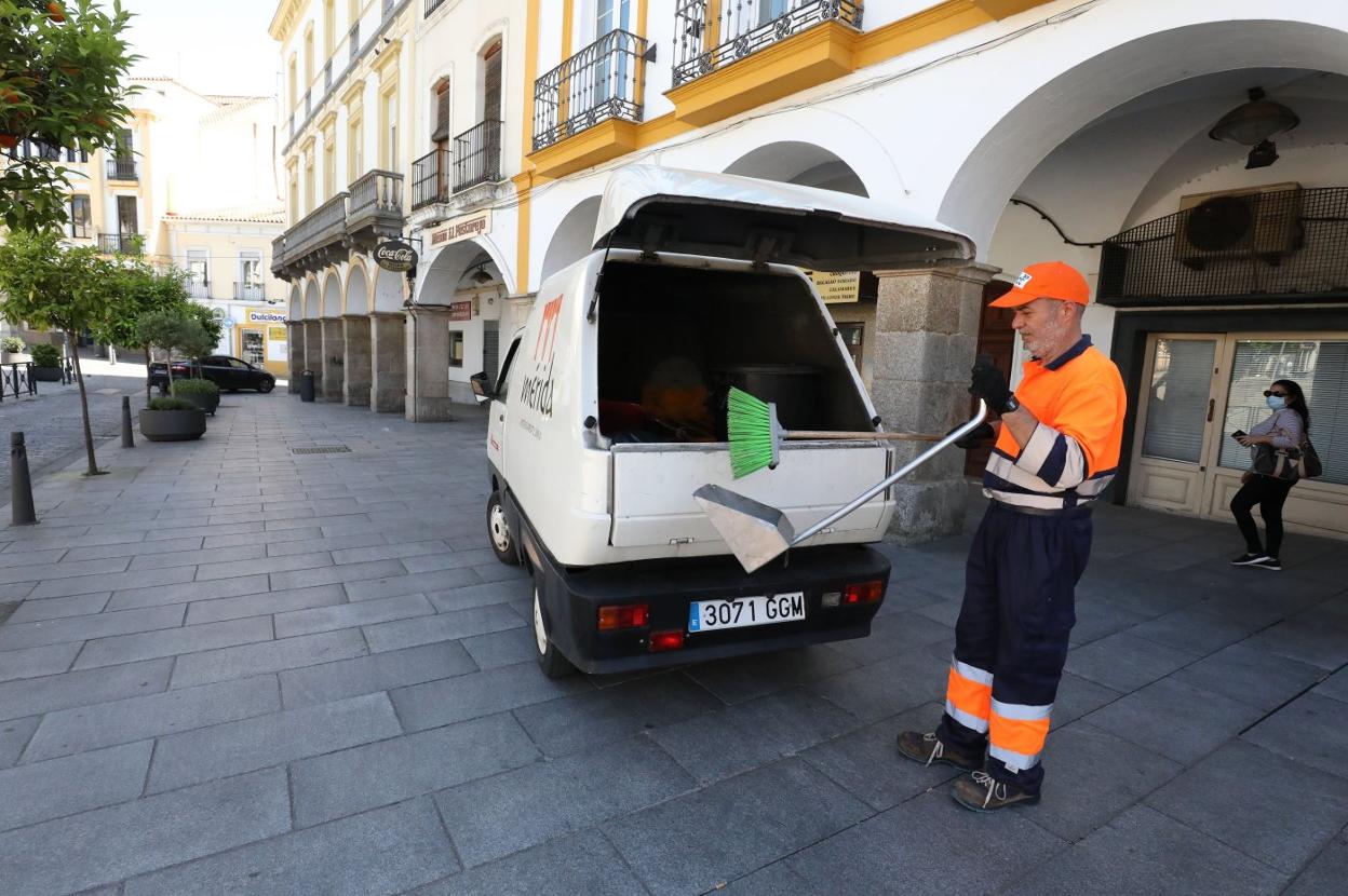 Trabajador limpiando los alrededores de la Plaza España. 