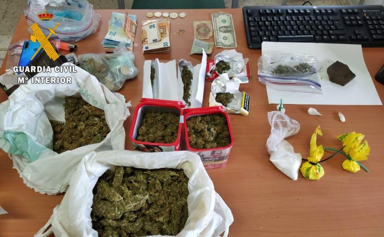 Detenido un vecino de Alburquerque con 1.500 dosis de marihuana, hachís y cocaína en su coche