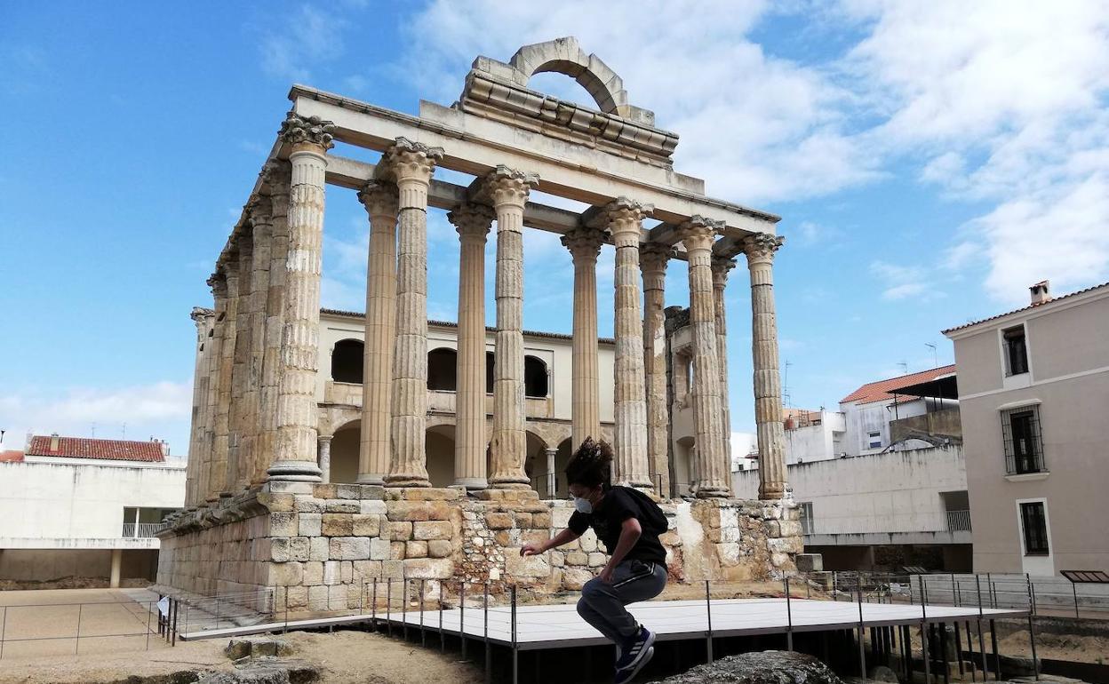 Un niño saltando delante del templo de Diana en Mérida. 