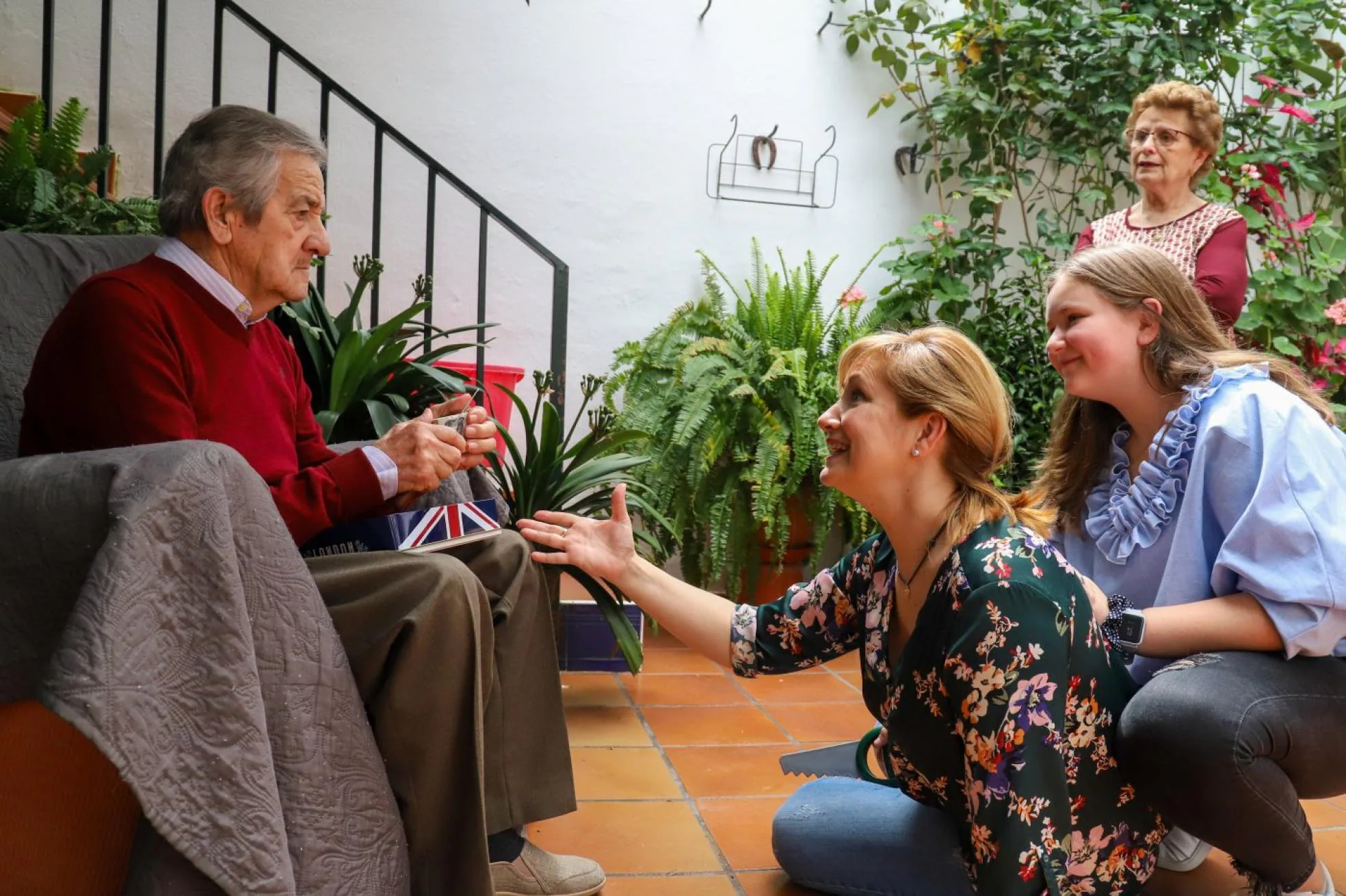 Carmen Cortés le canta a su padre lacanción que él le cantaba a ellacuando era pequeña, ante la miradade la mujer y de una de las nietas deFrancisco (75 años). 