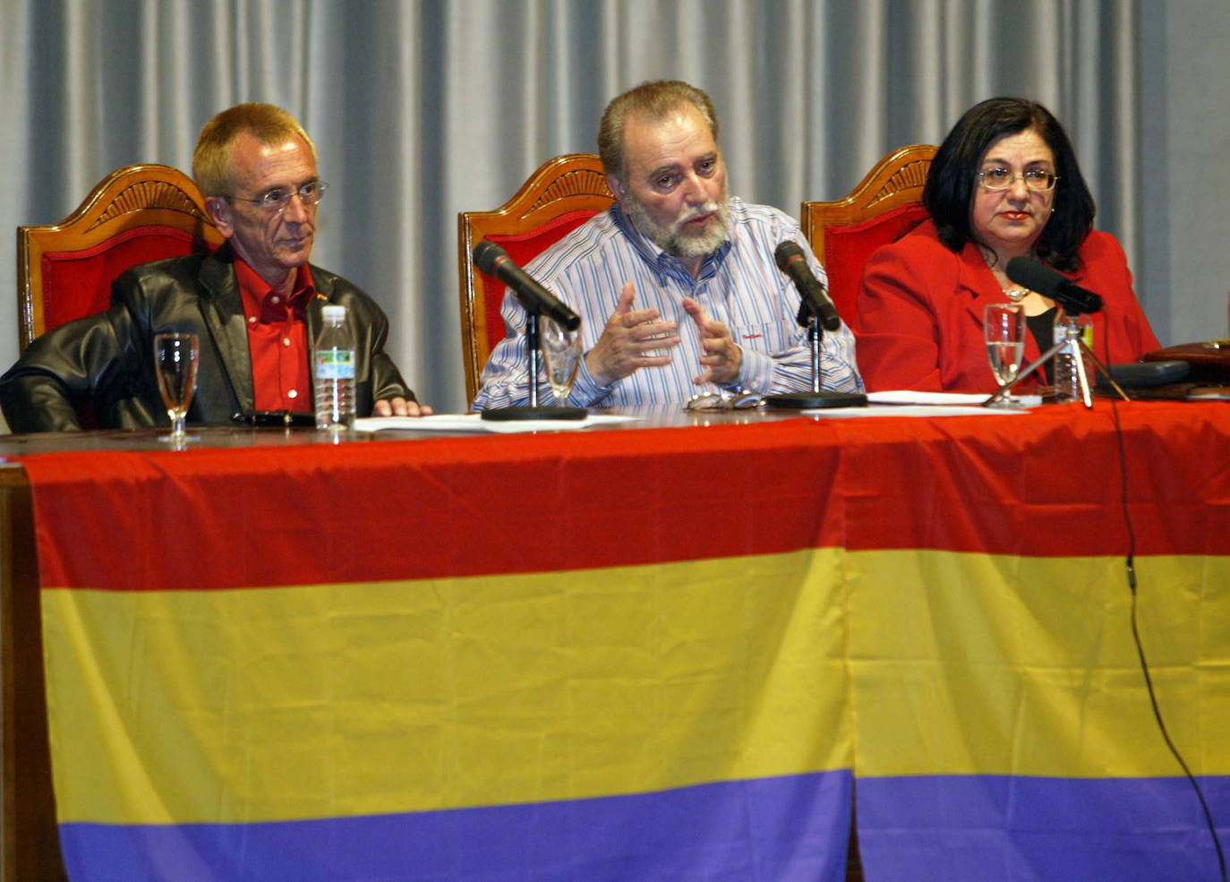 Julio Anguita, durante una conferencia de la Tercera República en Granada en 2005.