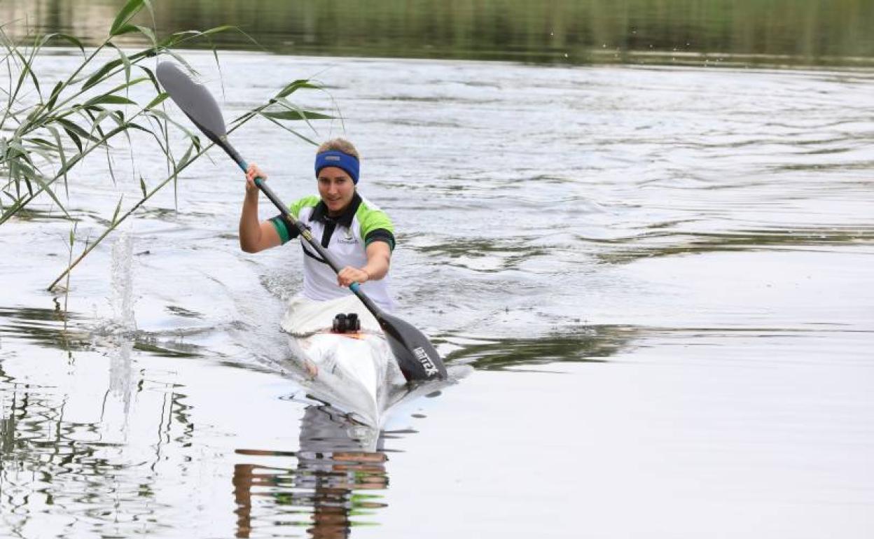 Estefanía Fernández durante su entrenamiento de este martes en el río Guadiana en su curso por Mérida. 