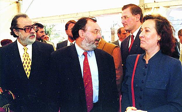 Veiga, Juanes y Mariscal en la colocación de la primera piedra en 1997.