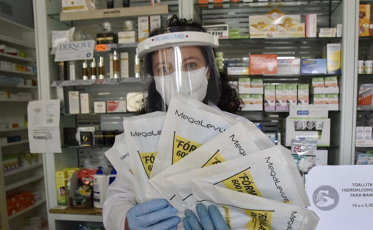 Las farmacias extremeñas aseguran el suministro de mascarillas a la población