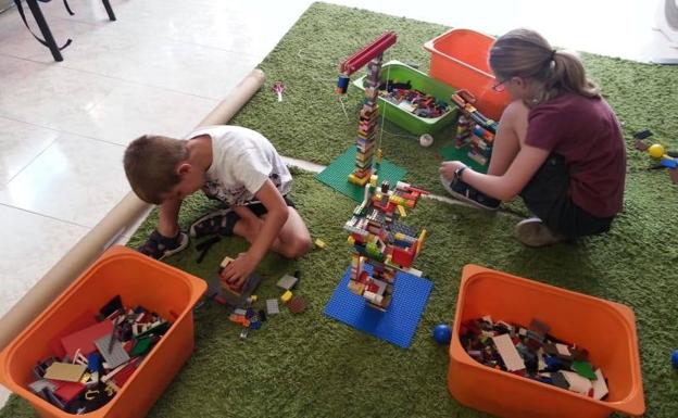 Campamento de robótica. Dos participantes en una edición anterior organizada por la entidad Educarobot, con sedes en Cáceres y Plasencia.