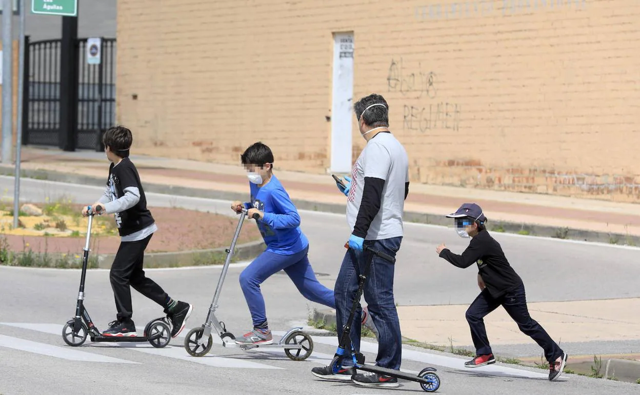 Menores en la calle en Cáceres durante la franja horaria de supresión del confinamiento. 