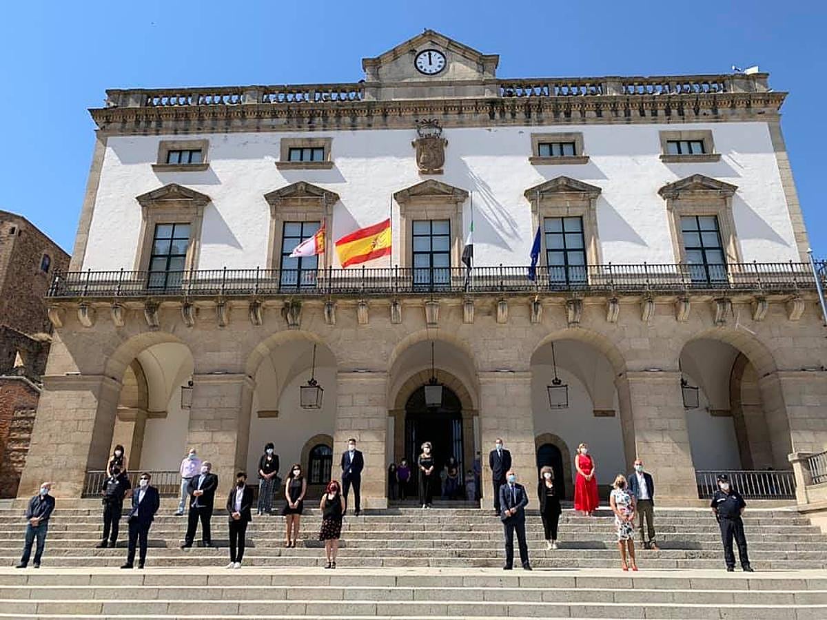 Fotos: Banderas a media asta y minuto de silencio para rendir homenaje a las víctimas de la COVID-19