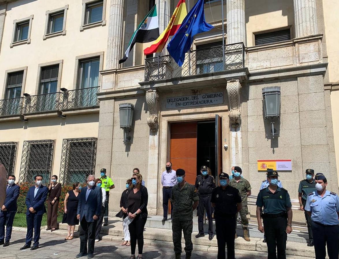 Fotos: Banderas a media asta y minuto de silencio para rendir homenaje a las víctimas de la COVID-19