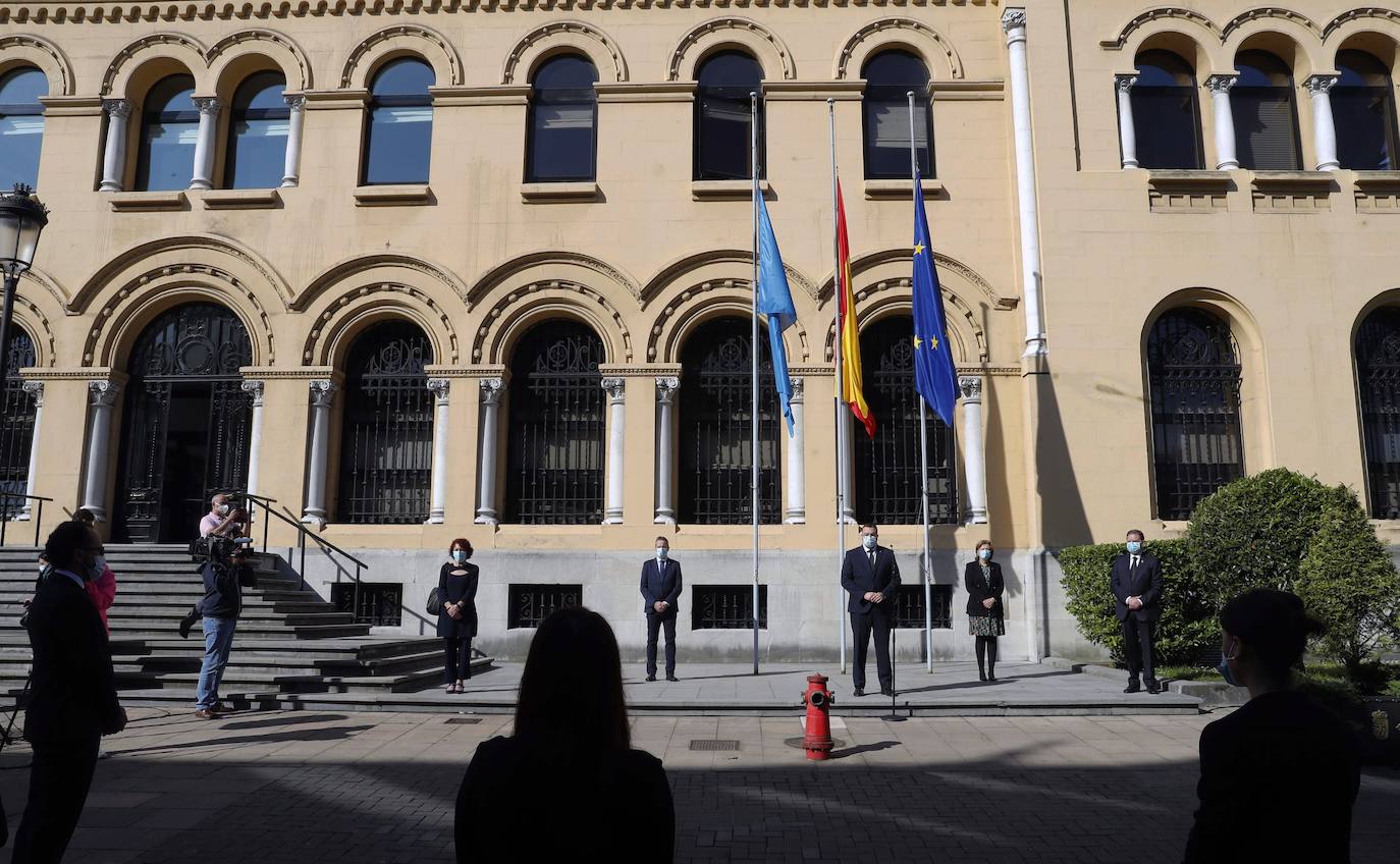 El presidente del Principado, Adrián Barbón; la delegada del Gobierno, Delia Losa, y el presidente del parlamento, Marcelino Marcos, entre otras autoridades, durante el acto institucional que se celebró este miércoles con motivo de la declaración de luto oficial por las víctimas del coronavirus.
