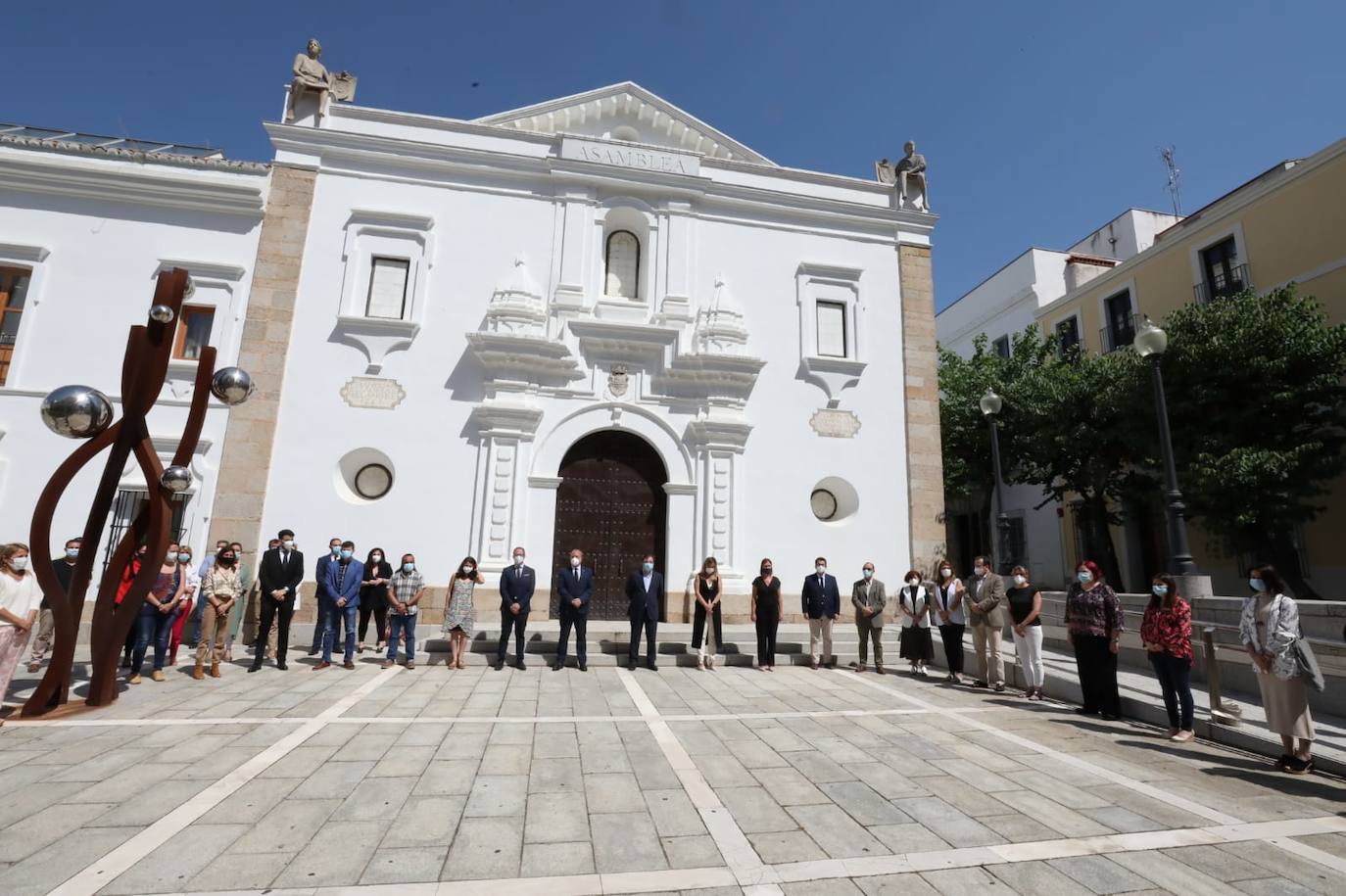 Fotos: Banderas a media asta y minuto de silencio para rendir homenaje a las víctimas de la COVID-19