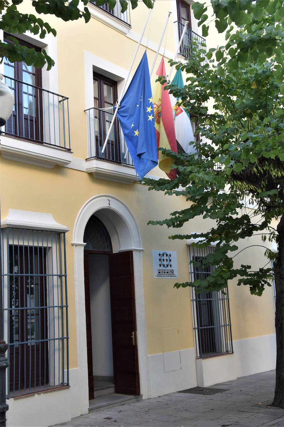 Fotos: Banderas a media asta y minuto de silencio para rendir homenaje a las víctimas de la COVID-19