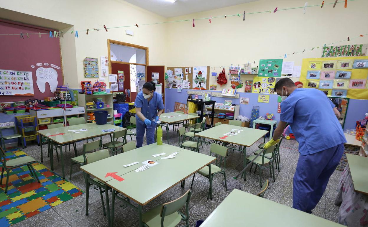 Trabajos de desinfección en el colegio Trajano de Mérida. 