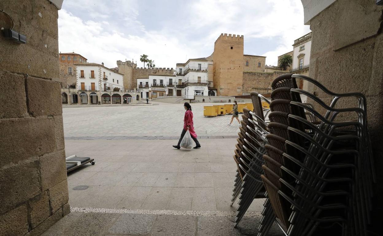 Sillas apiladas en la Plaza Mayor, lugar elegido para la concentración del lunes. 