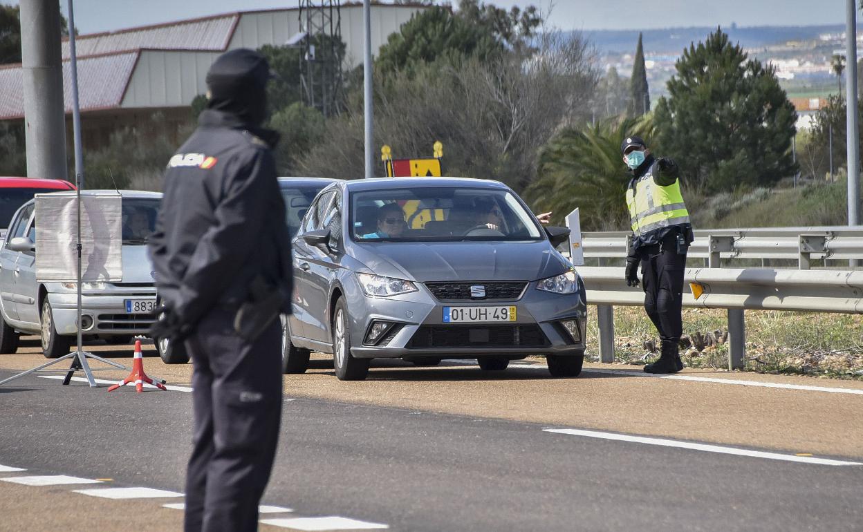 Agentes de la Policía Nacional custodian la frontera.