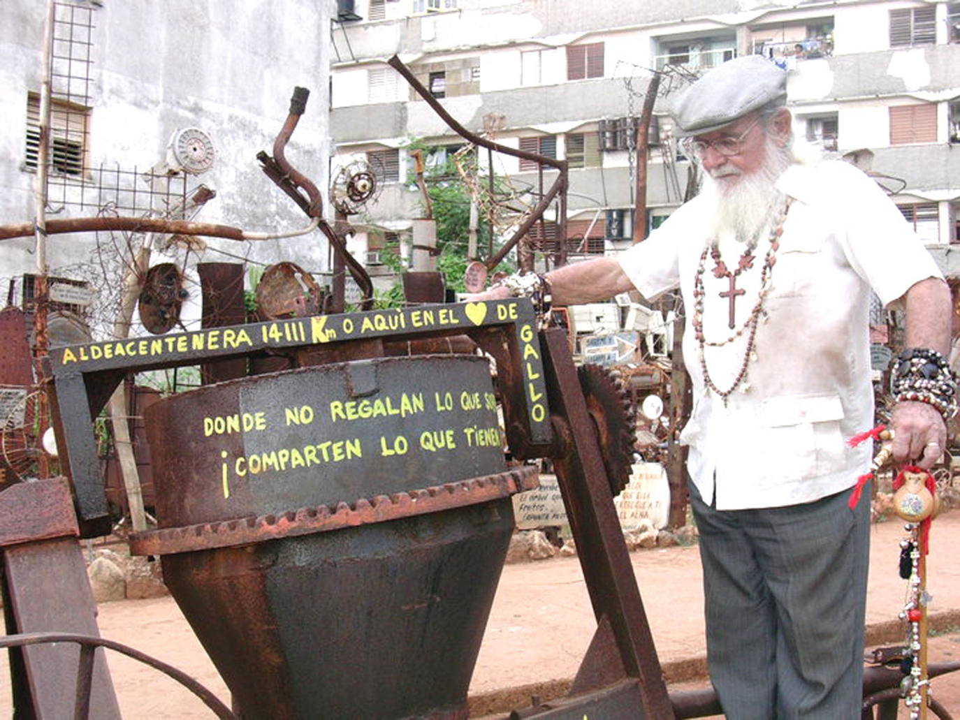 Con la escultura dedicada a Aldeacentenera en su museo de arte con material reciclado.