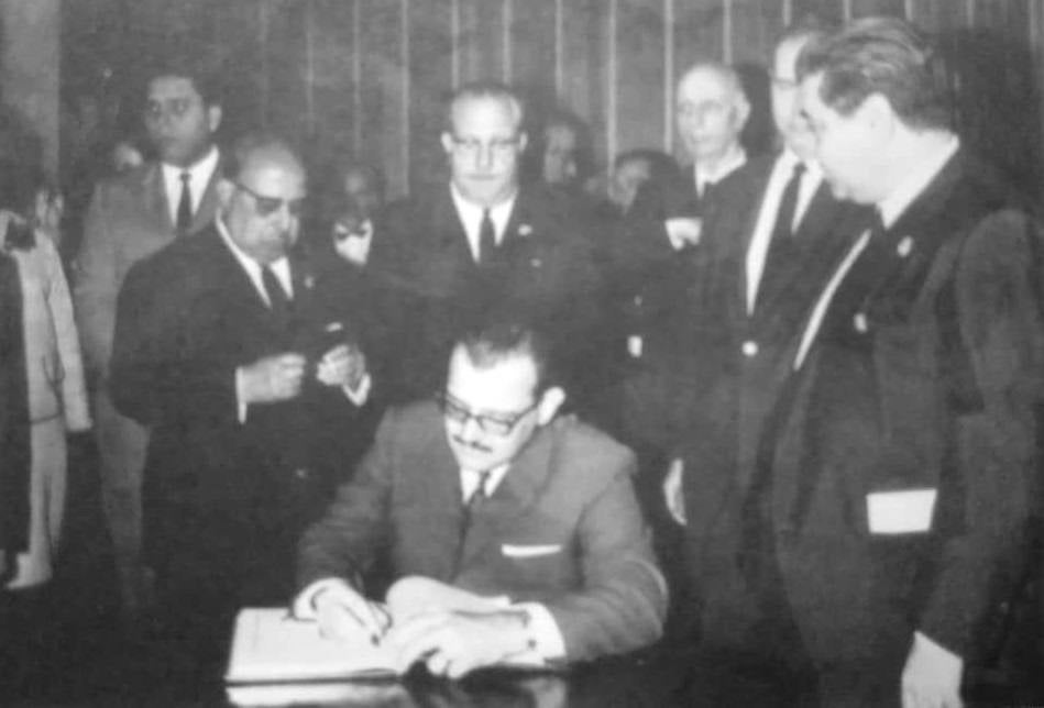 Fue diplomático cubano en más de 20 países.