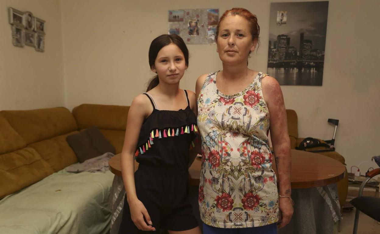 María del Mar Jiménez, con su hija pequeña en su domicilio de la barriada Bellavista de Mérida. 