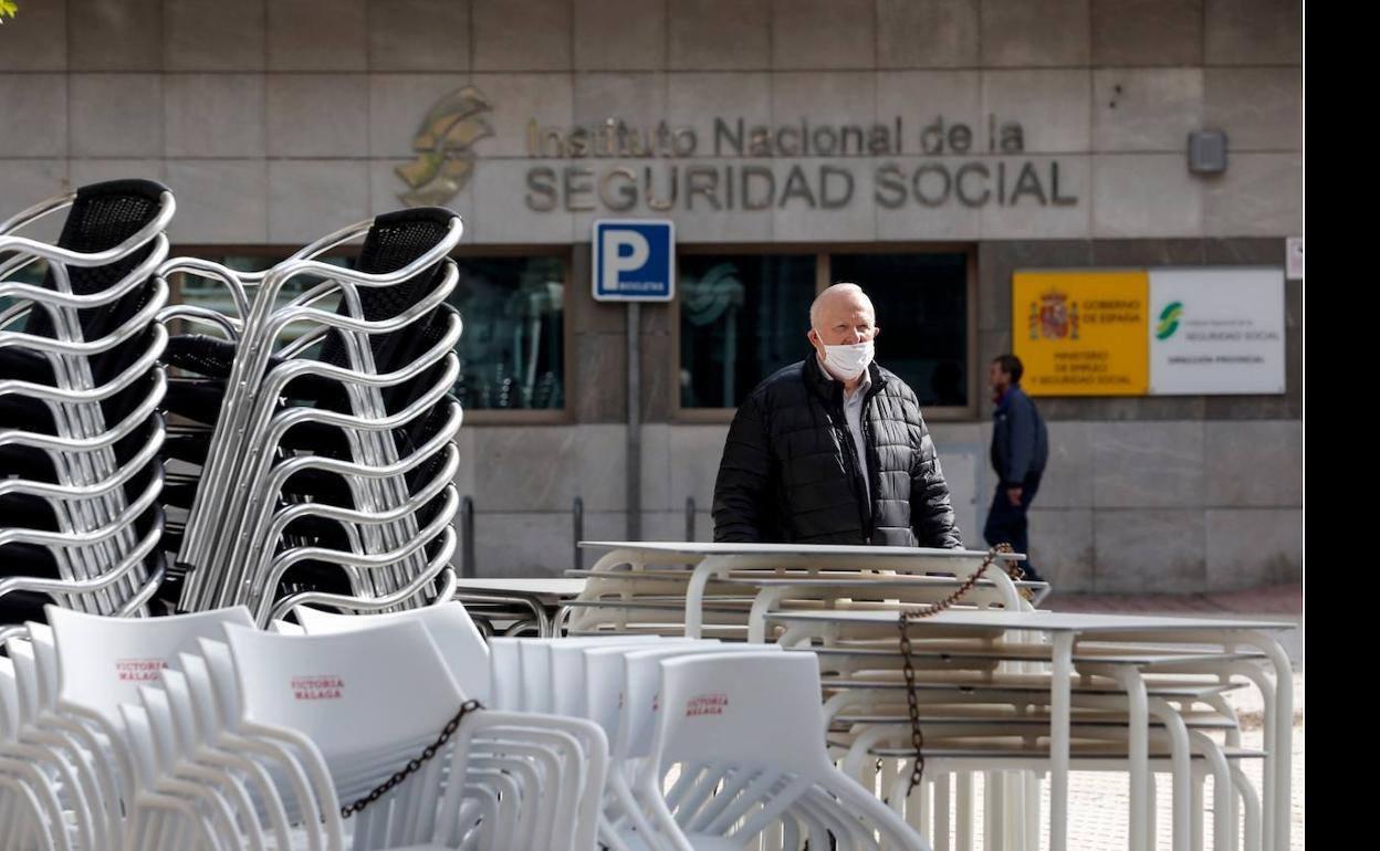 Un hombre junto al Instituto Nacional de la Seguridad Social. 