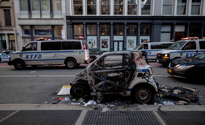 Un coche quemado en Manhattan, Nueva York.