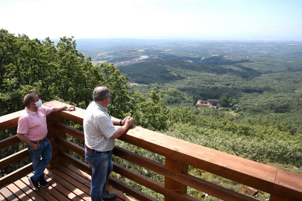 El nuevo balcón está en pleno robledal, de camino al pantano de Cuacos de Yuste. En el centro de la foto se ve el Monasterio de San Jerónimo. 