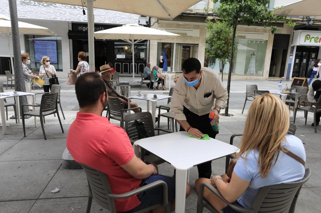Actividad en una terraza en Cáceres durante la actual fase de la desescalada. 