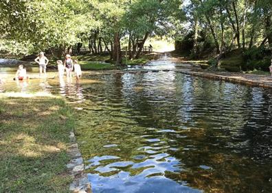 Imagen secundaria 1 - Arriba, piscina natural en Casas del Monte, en Valle del Ambroz el jueves; Abajo piscina natural en La Codosera la semana pasada y Prosepirna, que es posible sí abra este verano cuando se conozcan las condiciones.