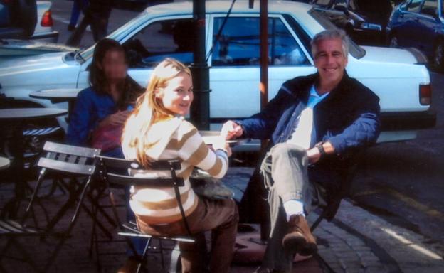 Jeffrey Epstein, en una fotografía, junto a una de sus víctimas.