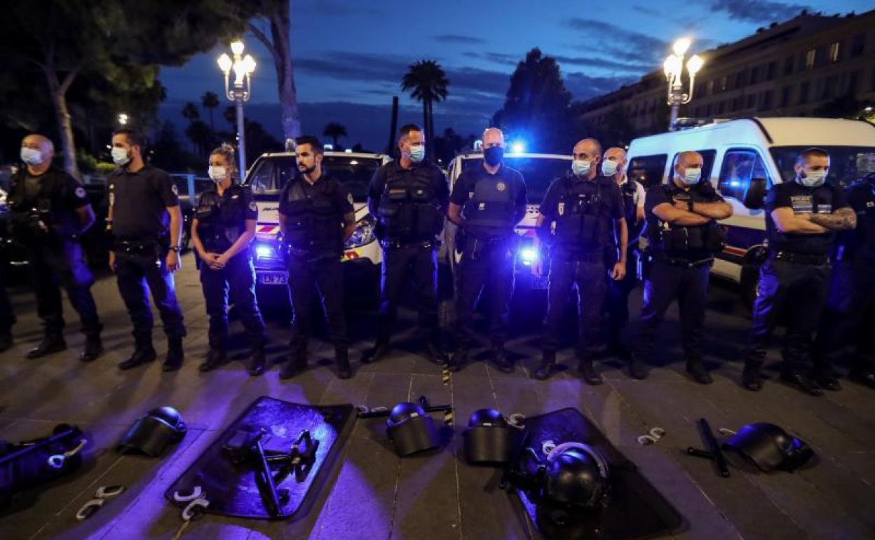 Agentes de Niza protagonizan una concentración en la que tiraron al suelo sus escudos y cascos como protesta.