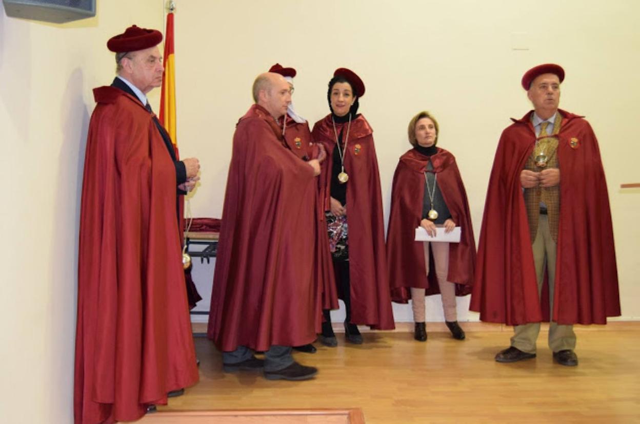 El presidente de la cofradía, Marcelino Díaz, junto a otros cofrades. 