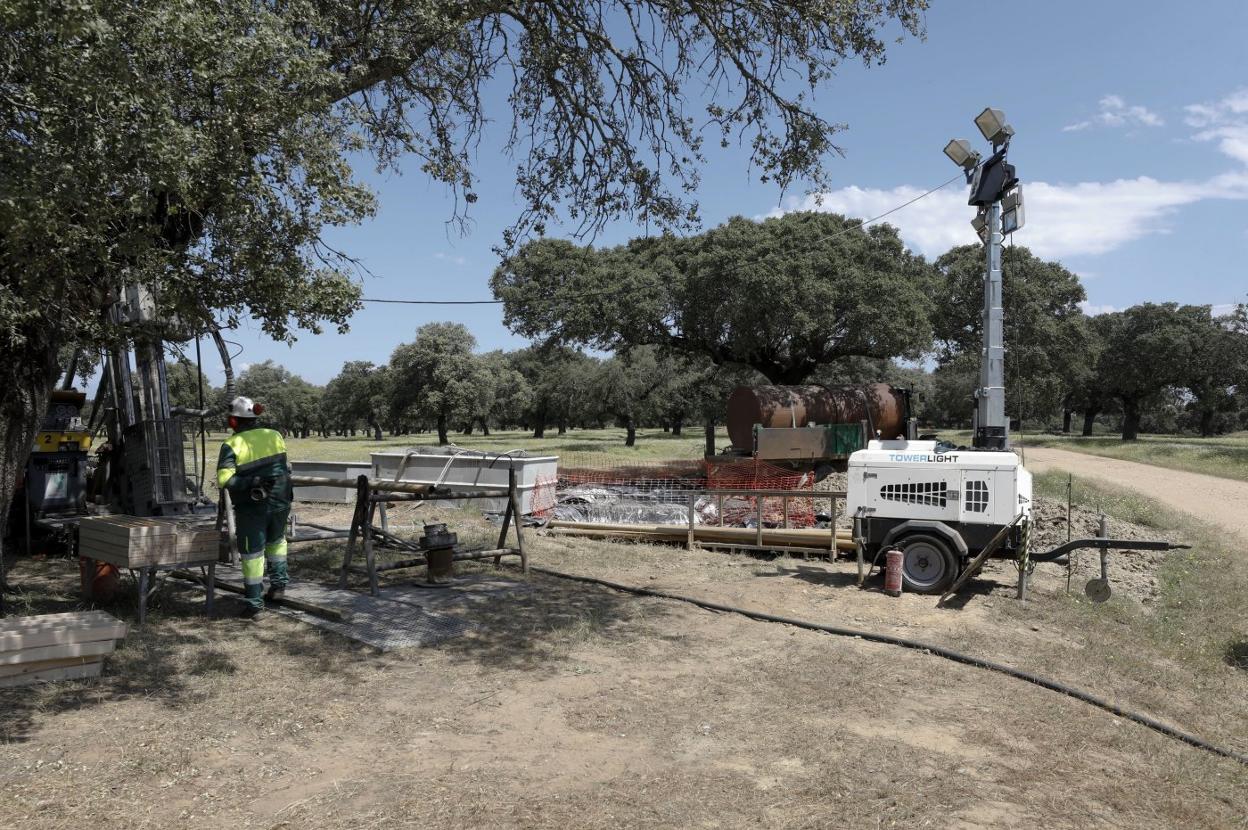 Trabajos en el yacimiento de Cañaveral en el que se apoya la fábrica de baterías de litio proyectada en Badajoz. 