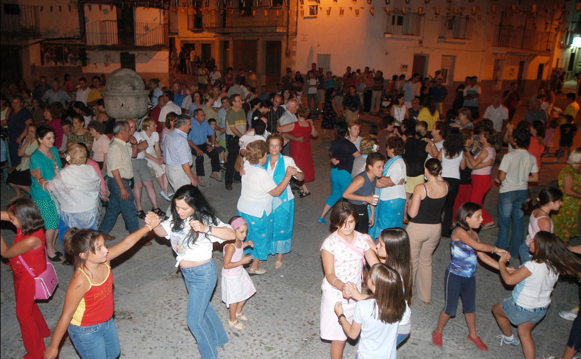Plaza Mayor en un pueblo de La Vera hace varios veranos. 
