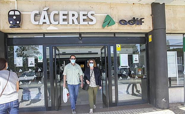 José Emilio saliendo de la estación de tren de Cáceres con su hermana.