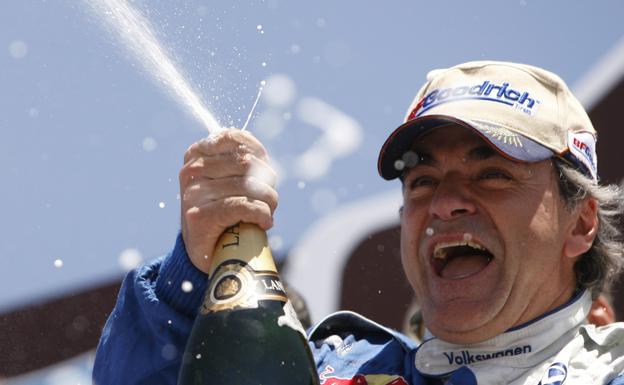 Carlos Sainz descorcha el champán tras ganar el Dakar con Volkswagen.