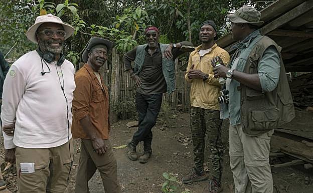 El cineasta, junto al reparto de su nueva película.
