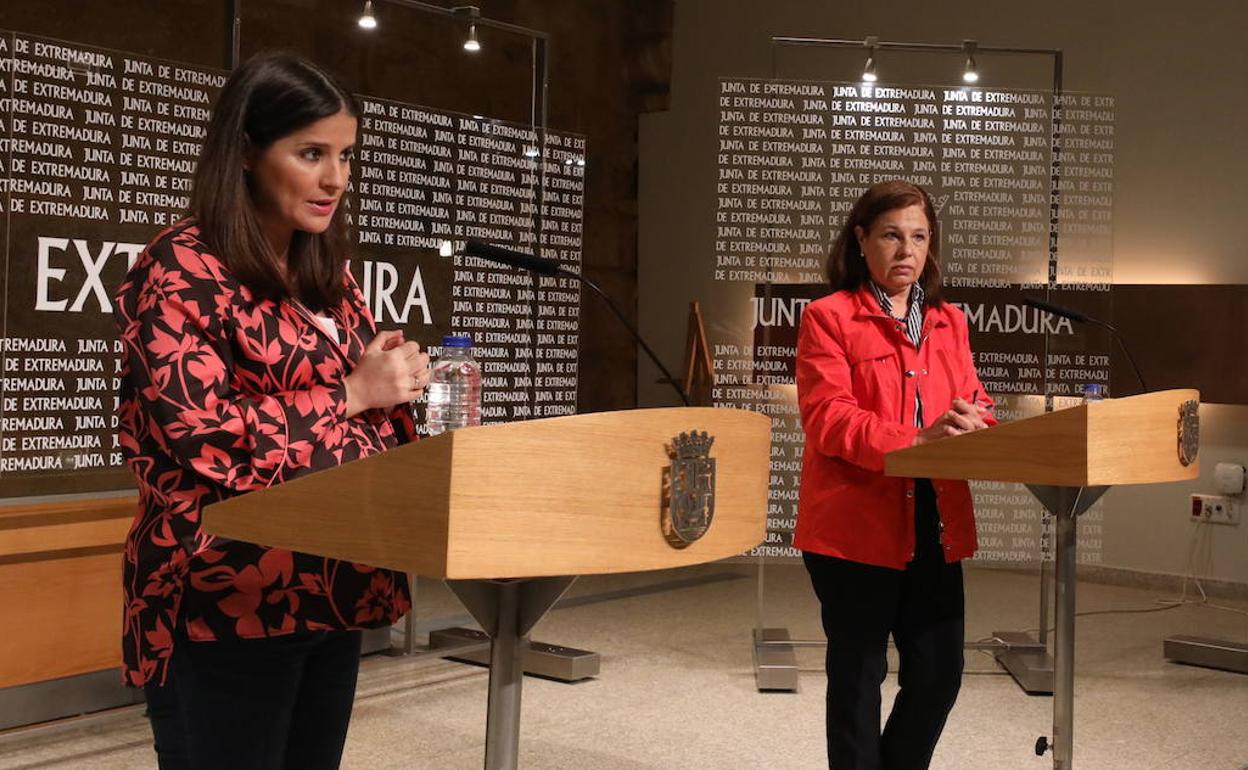 La portavoz de la Junta, Isabel Gil Rosiña, junto a la vicepresidenta primera y consejera de Hacienda, Pilar Blanco-Morales.