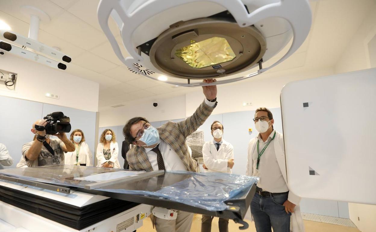 El consejero José María Vergeles supervisa la nueva instalación en el Hospital Universitario. 