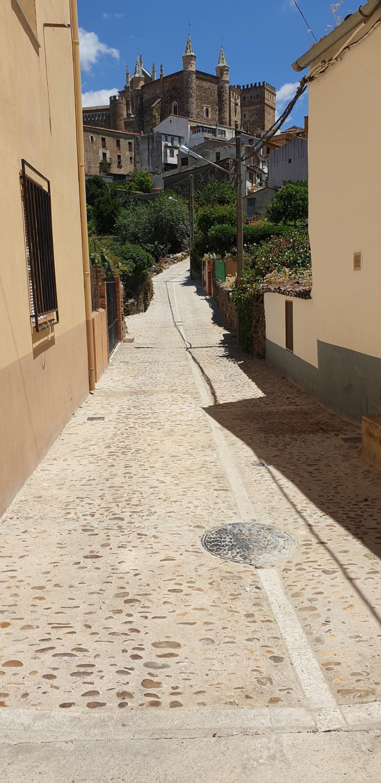 Inicio de la calle La Cruz, con el monasterio al fondo.