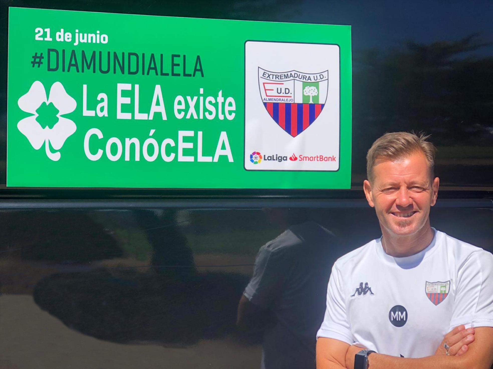 Apoyo del Extremadura. Manuel, técnico azulgrana, junto al imán que llevaba el autobús. 