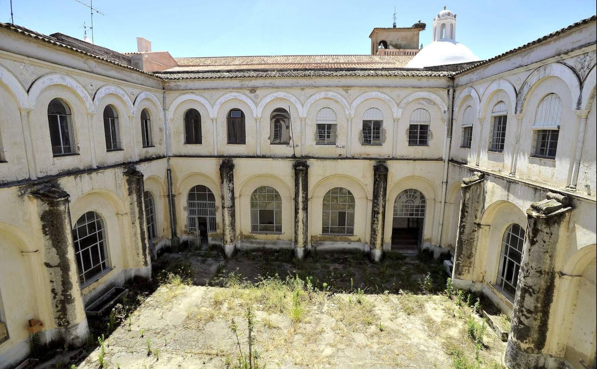 Edificio principal del antiguo convento en torno al claustro mayor, pendiente de rehabilitación. 