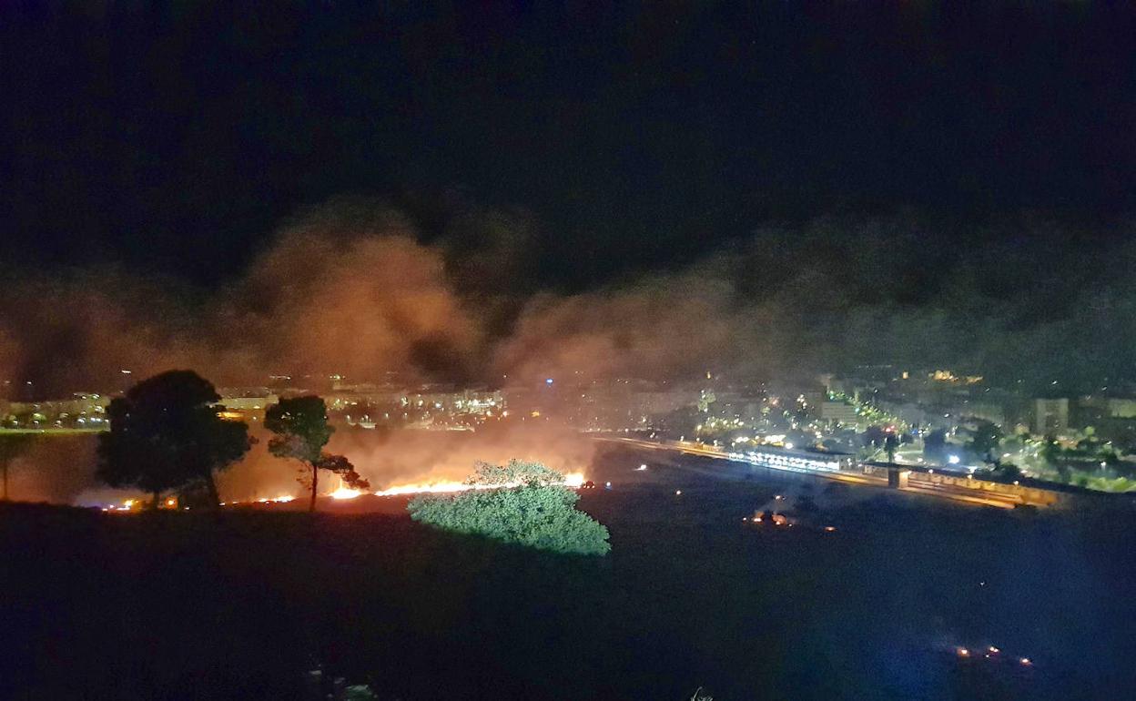 Un incendio calcina el Cerro de los Pinos de Cáceres