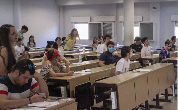 Cáceres. Alumnos en el aula justo antes del primer examen.