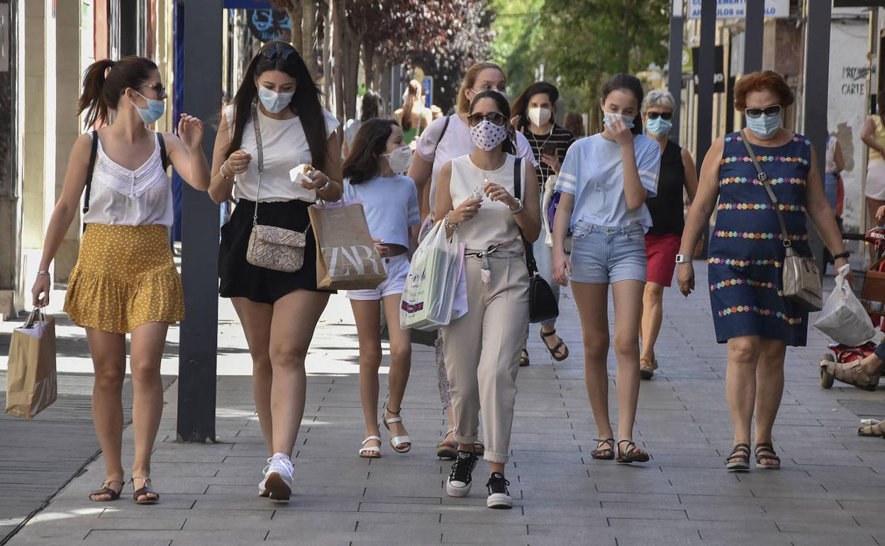 Ambiente ayer en la calle Menacho de Badajoz, donde esperan la vuelta del cliente portugués. 