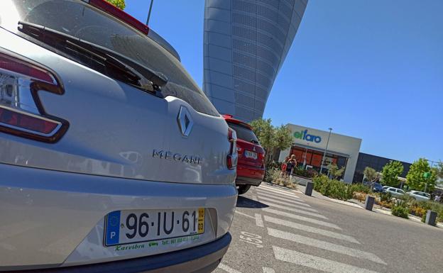 Después de tres meses, ayer volvieron a verse coches con matrícula portuguesa en el parking de El Faro de Badajoz.