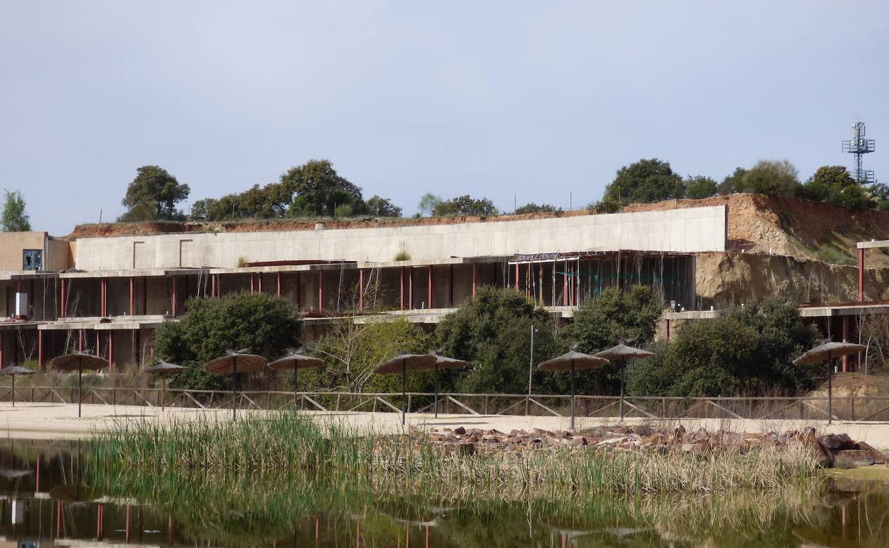 Instalaciones en construcción y paralizadas que ahora tendrán que ser demolidas en Isla de Valdecañas. 