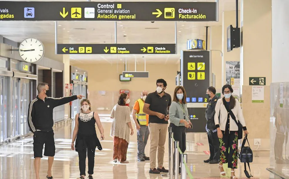 Viajeros y acompañantes, este viernes, con sus mascarillas puestas en el aeropuerto. 