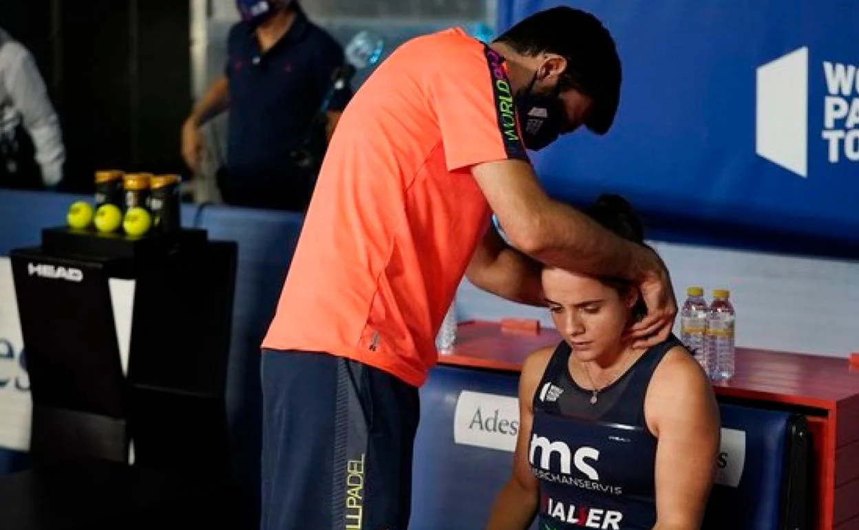 Paula Josemaría es atendida por el fisio durante el encuentro de semifinales. 
